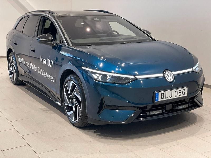 Blå Begagnad 2025 VW ID.7 Pro Kombi | 559 900 kr (Marknadspris) - Bild 1/4