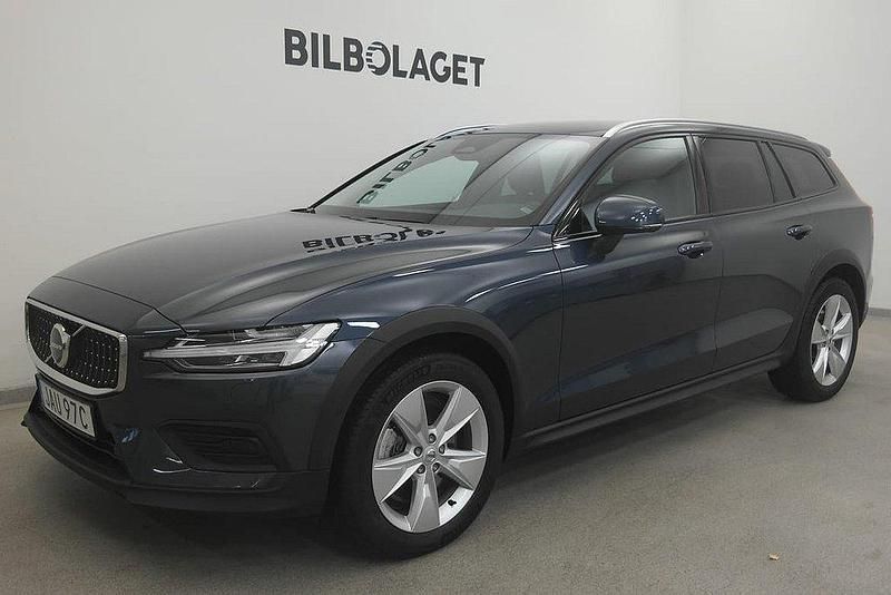 Mörkblå Begagnad 2024 Volvo V60 CC Core Kombi | 414 800 kr (Marknadspris) - Bild 1/4