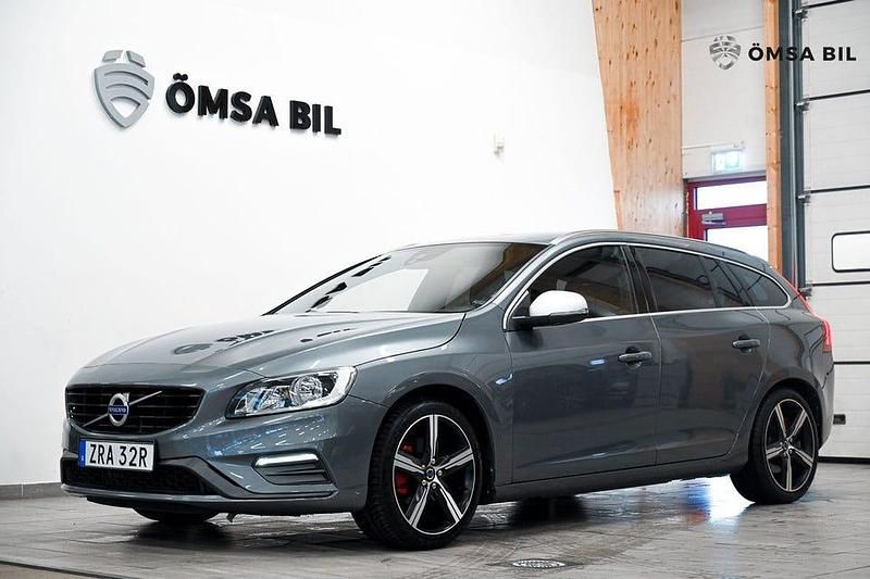 Grå Begagnad 2016 Volvo V60 R-Design Kombi | 164 800 kr (Marknadspris) - Bild 1/4