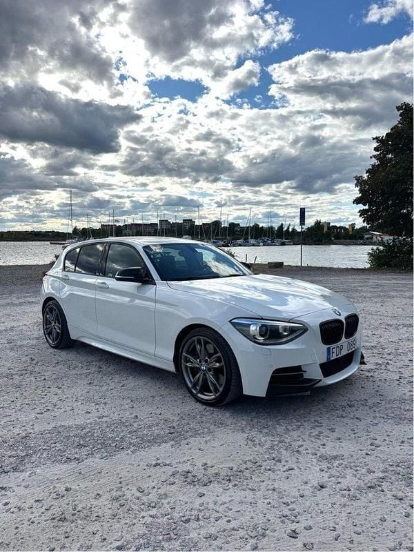Vit Begagnad 2013 BMW M135 M Sport Halvkombi | 229 999 kr (Marknadspris) - Bild 1/4