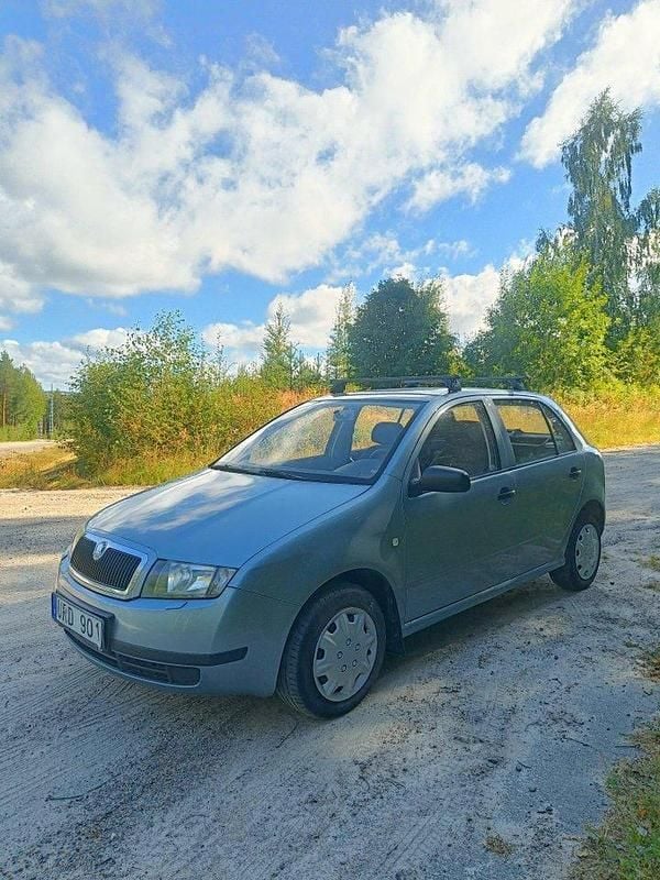Grå Begagnad 2004 Skoda Fabia Halvkombi | 16 000 kr (Marknadspris) - Bild 1/4