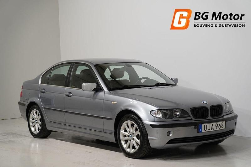 Ljusgrå Begagnad 2004 BMW 320 Sedan | 54 800 kr (Marknadspris) - Bild 1/4