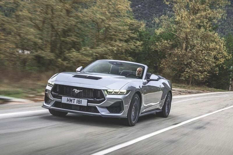 Grå Ny 2024 Ford Mustang GT Cab | 743 900 kr - Bild 1/4
