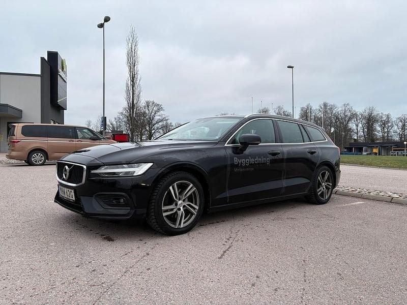 Begagnad 2020 Volvo V60 Momentum Kombi | 144 000 kr (Dyr) - Bild 1/4