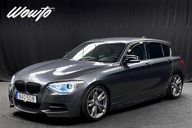 Grå Begagnad 2013 BMW M135 Halvkombi | 229 800 kr (Marknadspris) - Bild 1/3