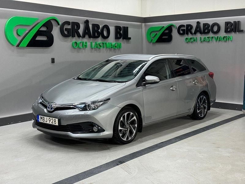Ljusgrå (grå) Begagnad 2015 Toyota Auris Touring Sports Active Kombi | 149 900 kr (Dyr) - Bild 1/4