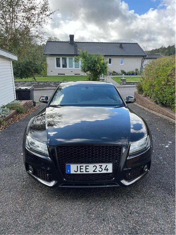Svart Begagnad 2009 Audi A5 Comfort Sportkupé | 89 000 kr (Marknadspris) - Bild 1/4