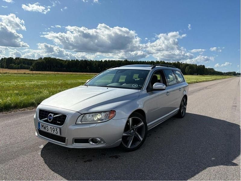 Grå Begagnad 2013 Volvo V70 R-Design Kombi | 95 000 kr (Bra pris) - Bild 1/4