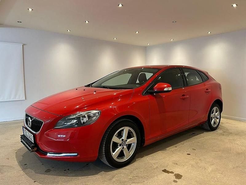 Begagnad Volvo V40 Kinetic 122 HK (89 kW) 2016 Röd Halvkombi