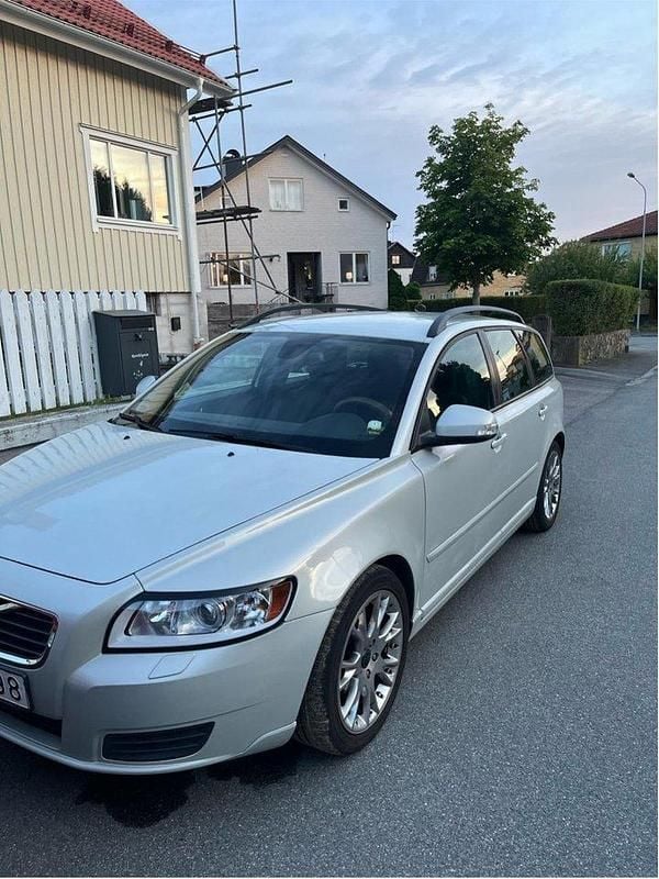 Vit Begagnad 2011 Volvo V50 Kinetic Kombi | 75 000 kr (Lite dyr) - Bild 1/4