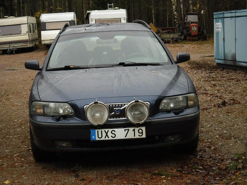 Blå Begagnad 2004 Volvo V70 Business Edition Kombi | 25 000 kr (Marknadspris) - Bild 1/4