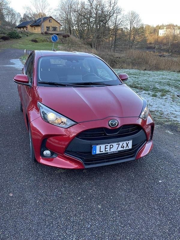 Röd Begagnad 2024 Mazda 2 Halvkombi | 209 000 kr (Marknadspris) - Bild 1/4