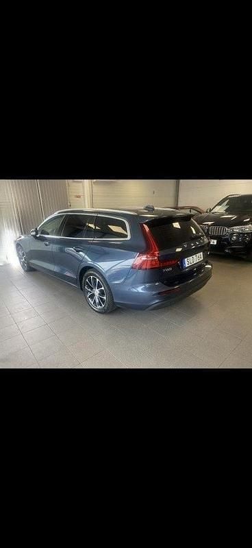 Blå Begagnad 2020 Volvo V60 Momentum Kombi | 235 000 kr (Marknadspris) - Bild 1/2