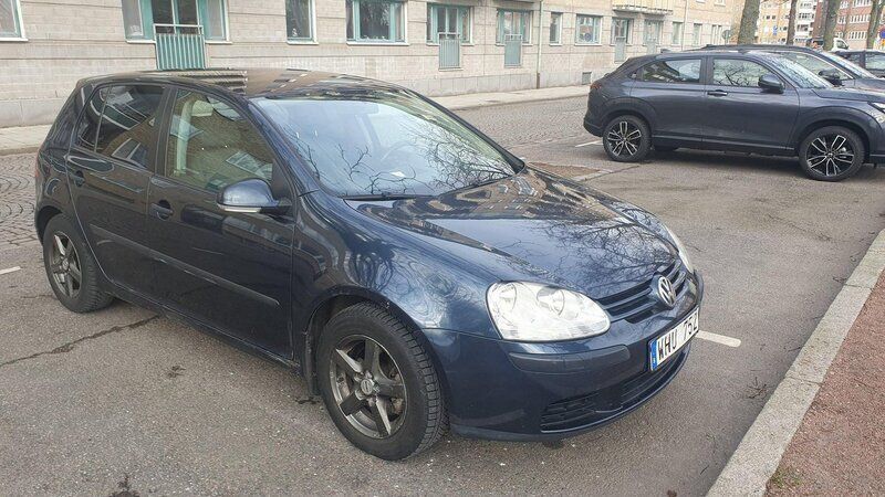 Grå Begagnad 2005 VW Golf IV Comfortline Halvkombi | 39 000 kr (Lite dyr) - Bild 1/4