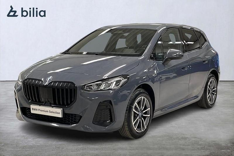Sparkling copper grey metallic Begagnad 2023 BMW 225 Active Tourer M Sport Minibuss | 329 900 kr (Marknadspris) - Bild 1/4