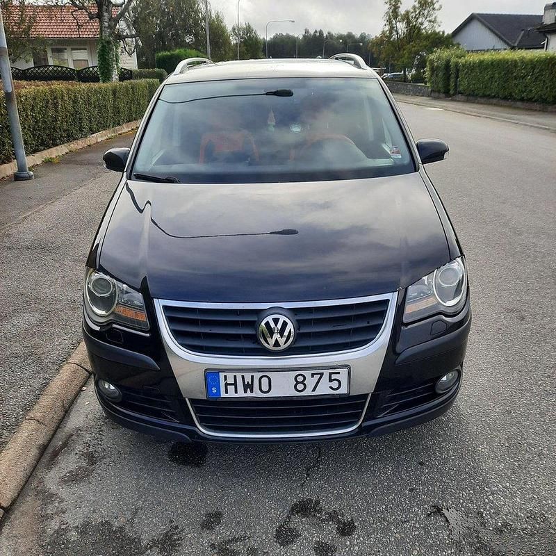 Svart Begagnad 2009 VW Touran Cross Minibuss | 45 000 kr (Marknadspris) - Bild 1/4