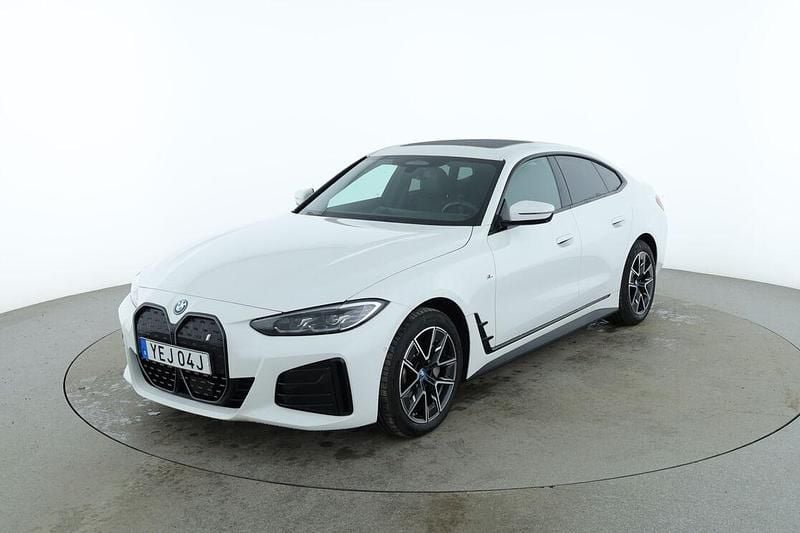 Vit Begagnad 2023 BMW i4 M Sport Sedan | 489 000 kr (Marknadspris) - Bild 1/3