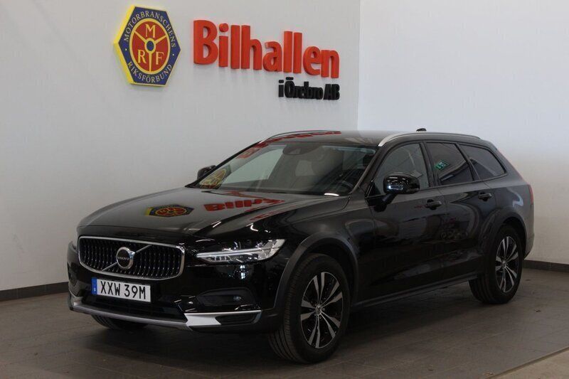 Svart Begagnad 2021 Volvo V90 CC Momentum Kombi | 299 900 kr (Marknadspris) - Bild 1/4
