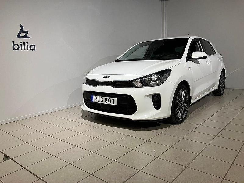 Vit Begagnad 2017 Kia Rio Halvkombi | 129 900 kr (Marknadspris) - Bild 1/3
