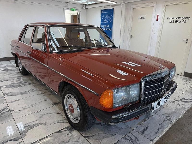 Begagnad Mercedes E200 109 HK (80 kW) 1983 Röd Sedan