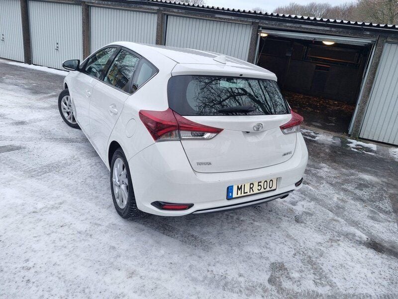 Vit Begagnad 2016 Toyota Auris Halvkombi | 121 000 kr (Bra pris) - Bild 1/4