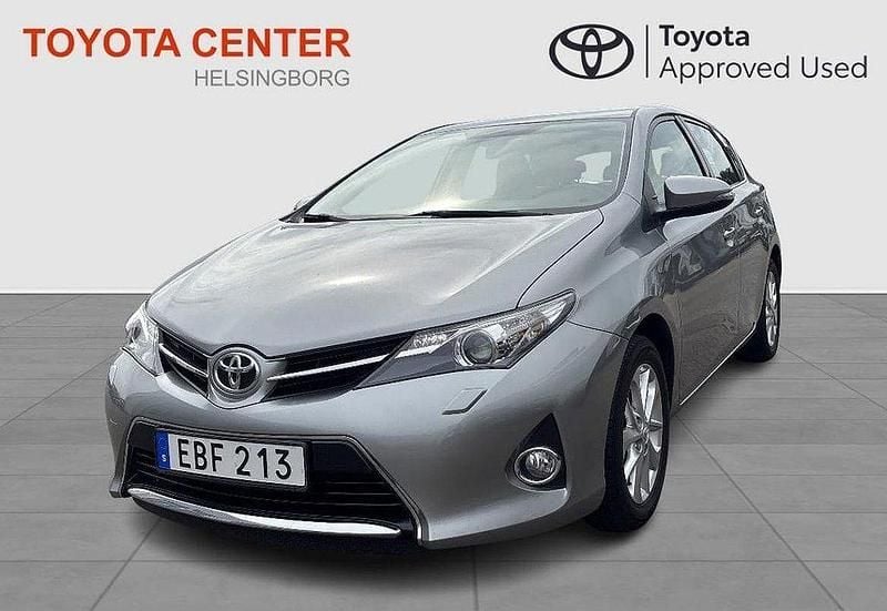 Ljusgrå Begagnad 2013 Toyota Auris Active Halvkombi | 139 900 kr (Marknadspris) - Bild 1/4