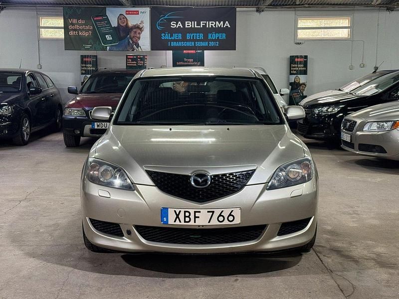 Grå Begagnad 2005 Mazda 3 Inclusive Halvkombi | 34 900 kr (Marknadspris) - Bild 1/4