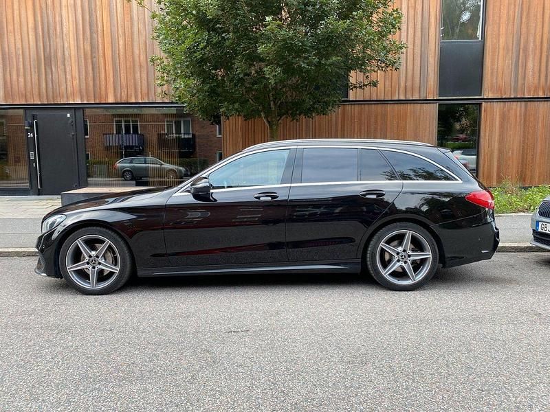 Svart Begagnad 2018 Mercedes C220 AMG line Kombi | 205 700 kr (Marknadspris) - Bild 1/4