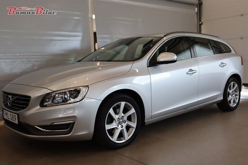 Silver Begagnad 2015 Volvo V60 Momentum Kombi | 159 900 kr (Marknadspris) - Bild 1/4