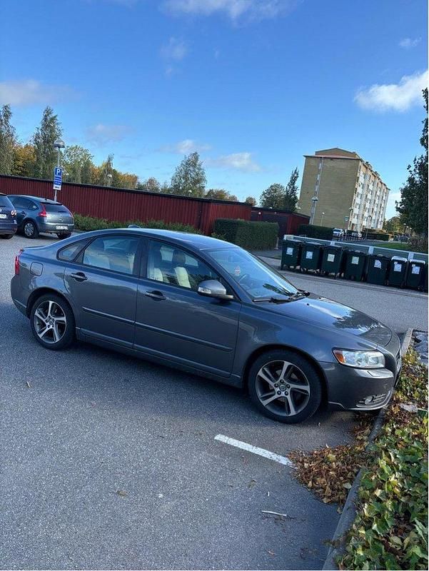 Grå Begagnad 2012 Volvo S40 Momentum Sedan | 90 000 kr (Lite dyr) - Bild 1/4