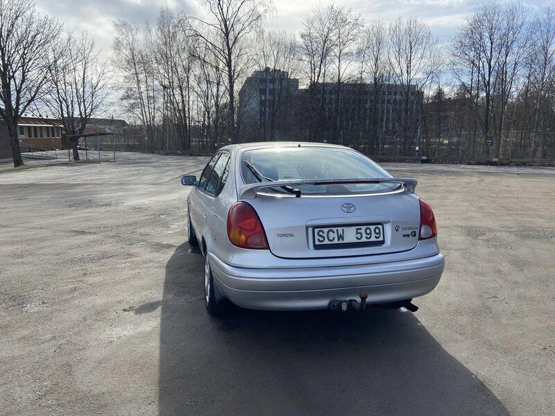 Grå Begagnad 2001 Toyota Corolla Halvkombi | 14 000 kr (Marknadspris) - Bild 1/4