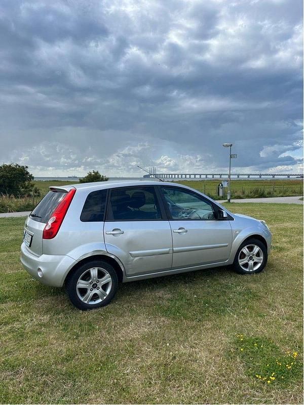 Grå Begagnad 2008 Ford Fiesta Halvkombi | 30 000 kr (Bra pris) - Bild 1/4