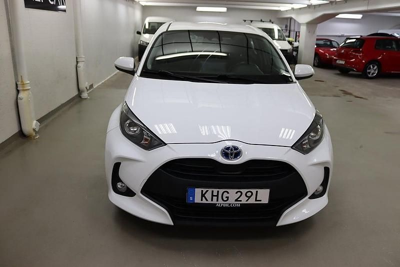 Begagnad Toyota Yaris Hybrid Active 116 HK (85 kW) 2021 Vit Halvkombi