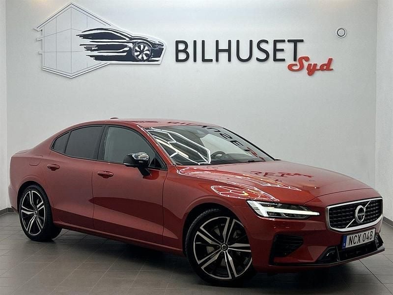 Röd Begagnad 2020 Volvo S60 R-Design Sedan | 348 500 kr (Marknadspris) - Bild 1/4