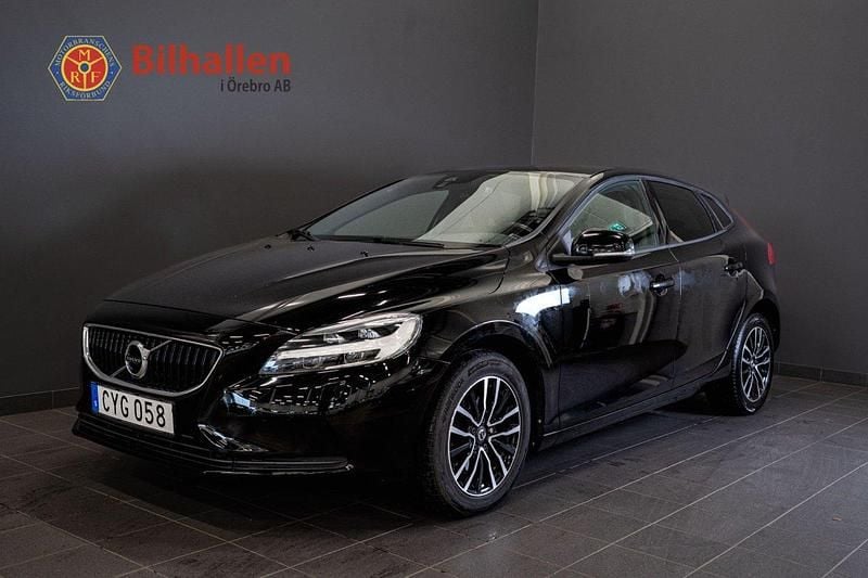 Svart Begagnad 2017 Volvo V40 Momentum Halvkombi | 149 900 kr (Marknadspris) - Bild 1/4