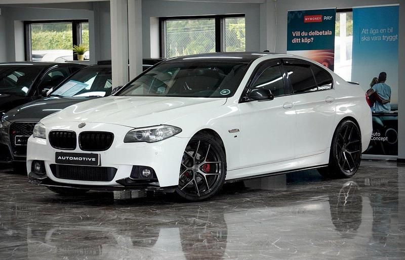 Vit Begagnad 2016 BMW 520 M Sport Sedan | 249 900 kr (Dyr) - Bild 1/4