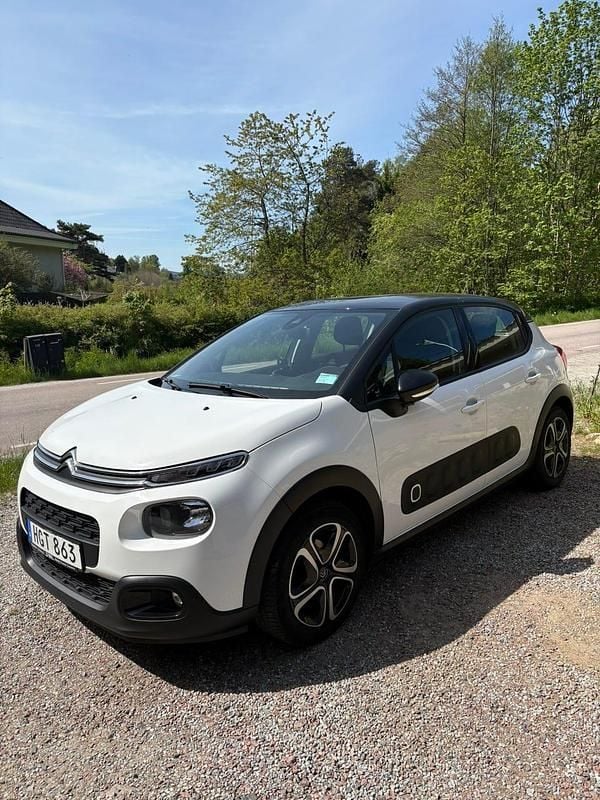 Vit med svart tak Begagnad 2018 Citroën C3 Halvkombi | 80 000 kr (Bra pris) - Bild 1/4