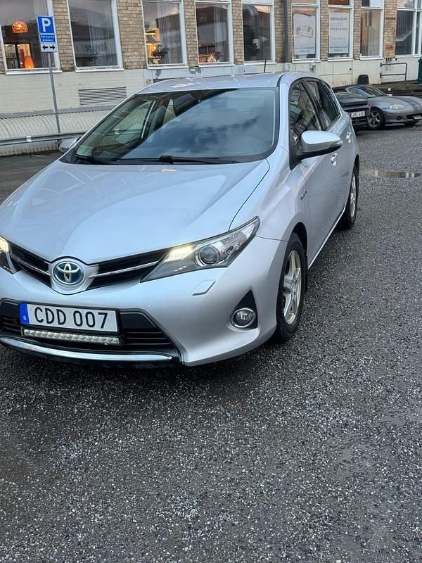 Begagnad 2014 Toyota Auris Hybrid Halvkombi | 85 000 kr (Bra pris) - Bild 1/4