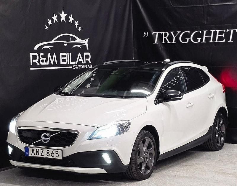 Vit Begagnad 2015 Volvo V40 CC Kombi | 174 800 kr (Marknadspris) - Bild 1/4