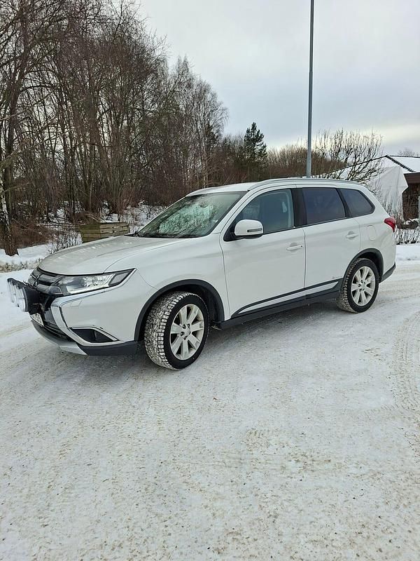 Begagnad Mitsubishi Outlander 150 HK (110 kW) 2017 White pearl SUV