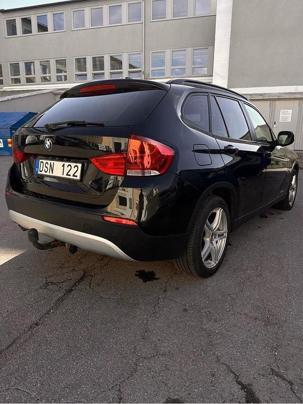 Svart Begagnad 2011 BMW X1 SUV | 110 000 kr (Marknadspris) - Bild 1/4