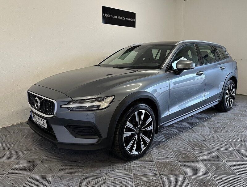 Grå Begagnad 2019 Volvo V60 CC Momentum Kombi | 279 900 kr (Marknadspris) - Bild 1/4