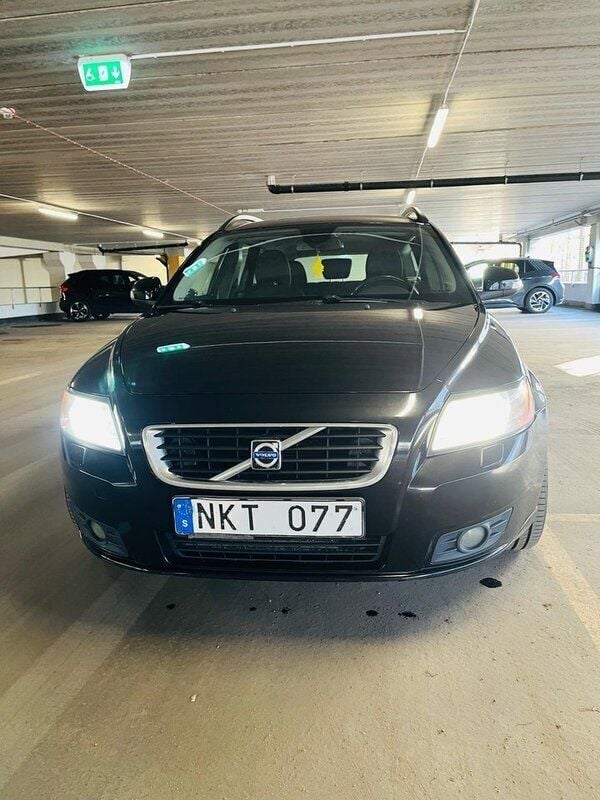 Svart Begagnad 2010 Volvo V50 Momentum Kombi | 29 000 kr (Bra pris) - Bild 1/4