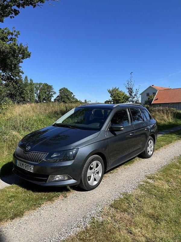 Grå Begagnad 2016 Skoda Fabia Style Kombi | 93 000 kr (Marknadspris) - Bild 1/4