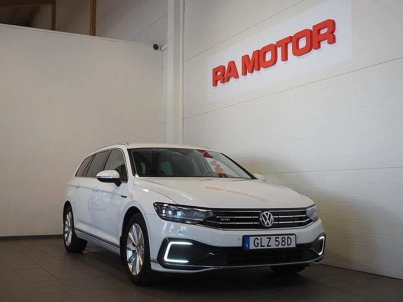 Vit Begagnad 2020 VW Passat GTE Kombi | 199 900 kr (Bra pris) - Bild 1/3