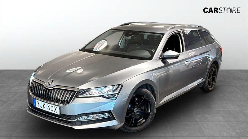 Grå (silver) Begagnad 2020 Skoda Superb Kombi | 249 900 kr (Marknadspris) - Bild 1/4