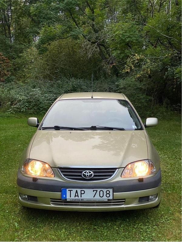 Gul Begagnad 2002 Toyota Avensis Halvkombi | 40 000 kr (Bra pris) - Bild 1/4