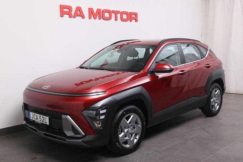 Blå Ny 2025 Hyundai Kona Essential SUV | 319 410 kr - Bild 1/4