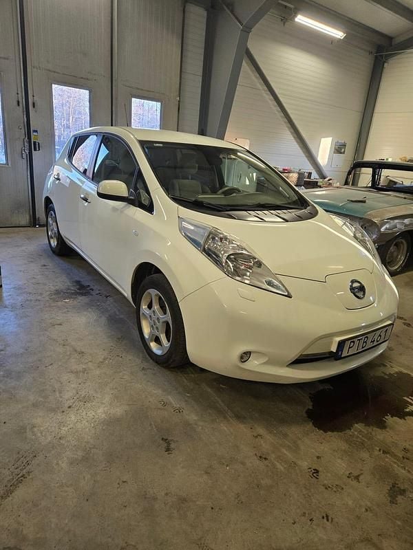 Begagnad 2017 Nissan Leaf Halvkombi | 42 000 kr (Superpris) - Bild 1/4