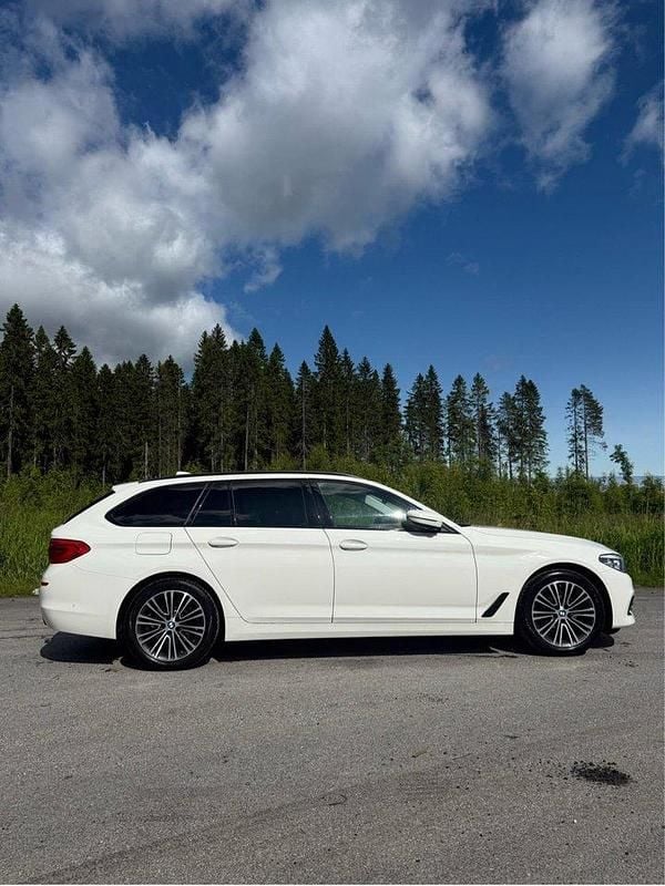 Vit Begagnad 2020 BMW 520 Sport Line Kombi | 339 000 kr (Marknadspris) - Bild 1/4